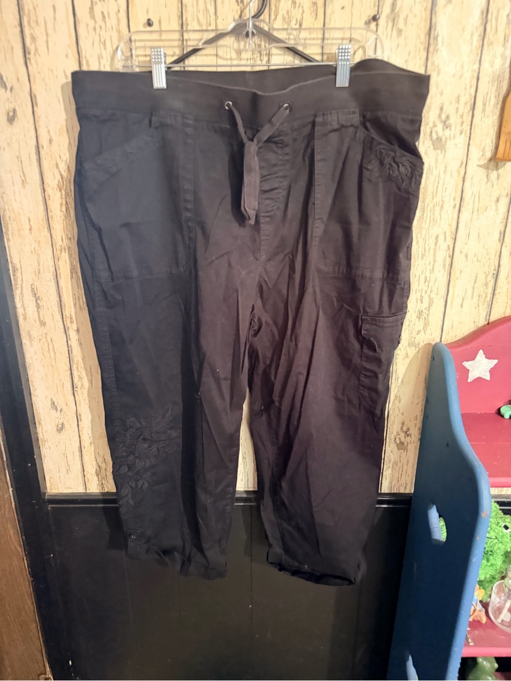 Terra & Sky 1X Black Cargo Capri Pants Floral Embroidered 16W 18W